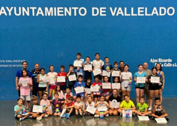 Los participantes posa con los diplomas tras la finalización del Campus./CP VALLELADO