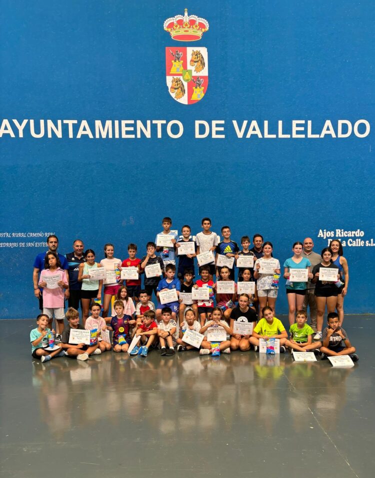 Los participantes posa con los diplomas tras la finalización del Campus./CP VALLELADO