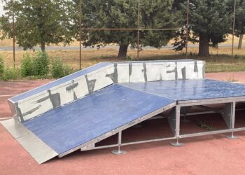 Pintadas en el mobiliario de las pistas de patinaje / AYTO. DE ABADES