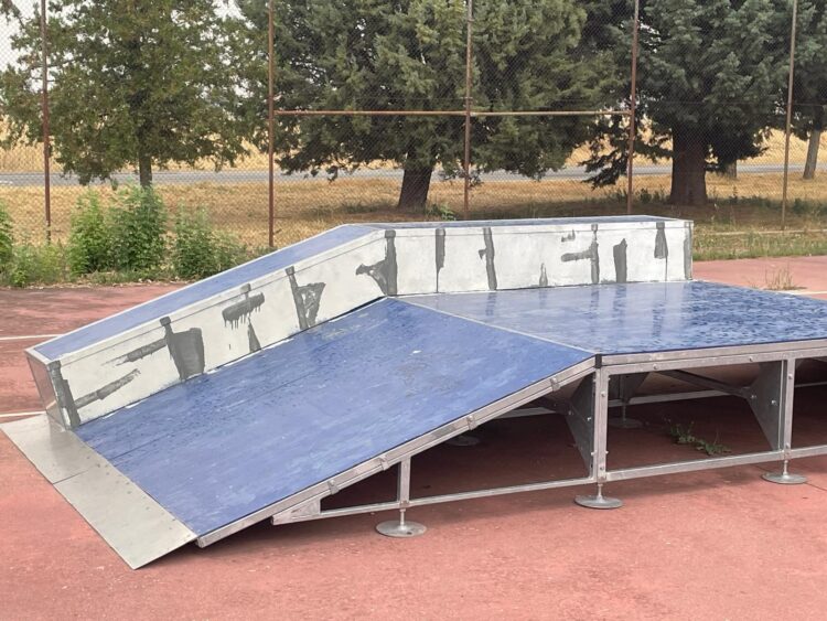 Nuevos actos de vandalismo contra el mobiliario urbano de Abades 1 Pintadas en el mobiliario de las pistas de patinaje / AYTO. DE ABADES