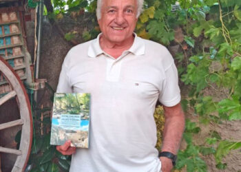 Miguel Ángel Serrano, con el libro que fue presentado el pasado fin de semana en Fuentepelayo y recorre cinco siglos de historia de la provincia de Segovia.