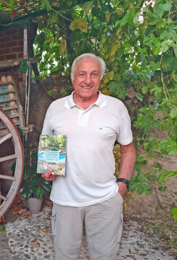 Miguel Ángel Serrano, con el libro que fue presentado el pasado fin de semana en Fuentepelayo y recorre cinco siglos de historia de la provincia de Segovia.