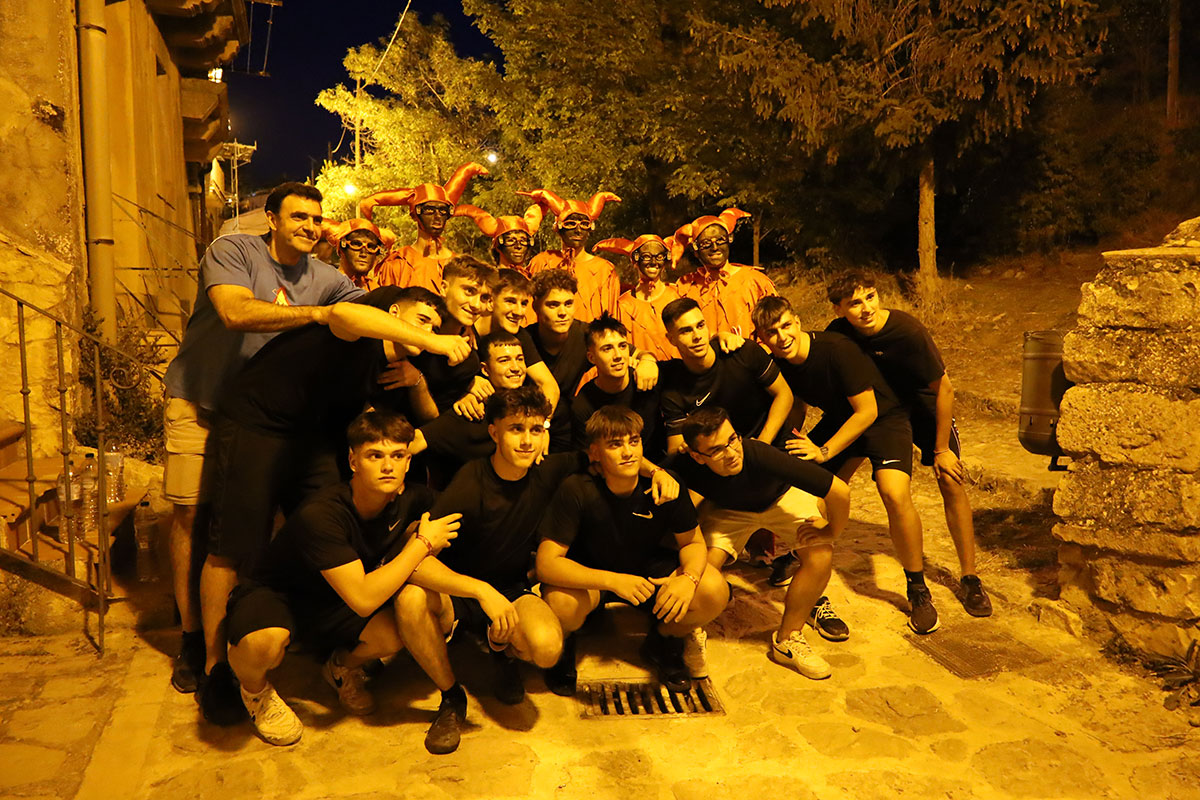 Escoltas, vestidos de negro, de los diablillos. MARGARITA DE FRUTOS