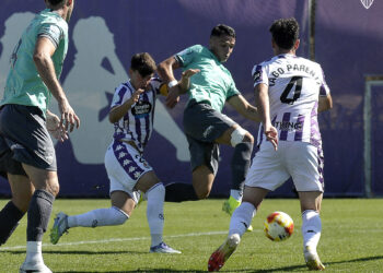 De esta manera consiguió Álex Castro el gol que significaba el 1-1 en los Anexos./ ARCALLE