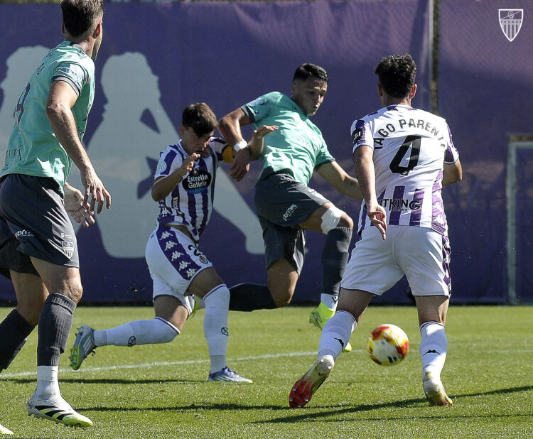 De esta manera consiguió Álex Castro el gol que significaba el 1-1 en los Anexos./ ARCALLE