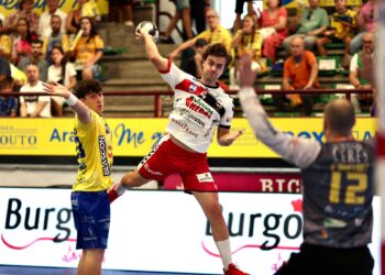 Brais se lanza hacia la portería del Tubos Aranda./ ARCALLE