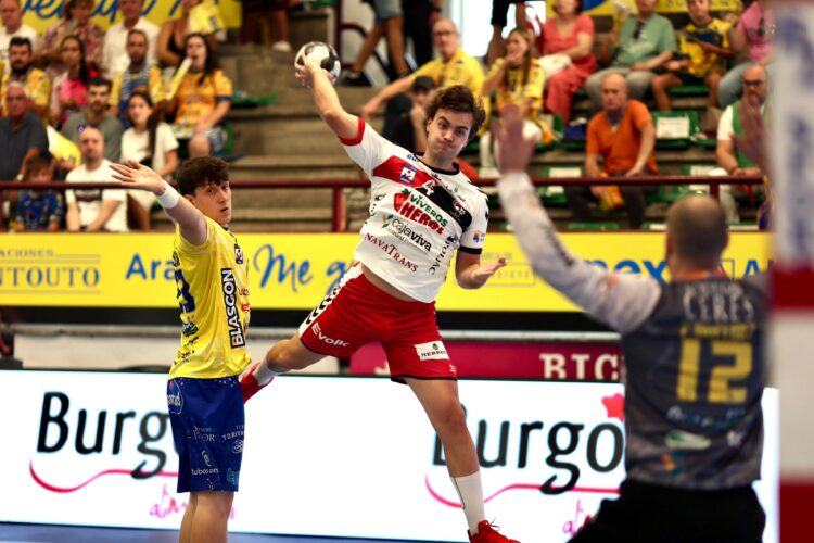 Brais se lanza hacia la portería del Tubos Aranda./ ARCALLE