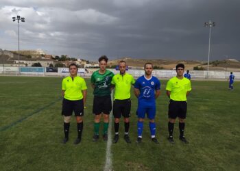 Los capitanes del CD Cuéllar Santa Teresa y el CD Claret, con el trío arbitral./ CD CUÉLLAR