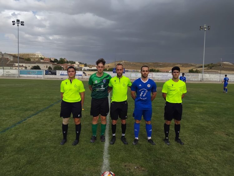 Los capitanes del CD Cuéllar Santa Teresa y el CD Claret, con el trío arbitral./ CD CUÉLLAR