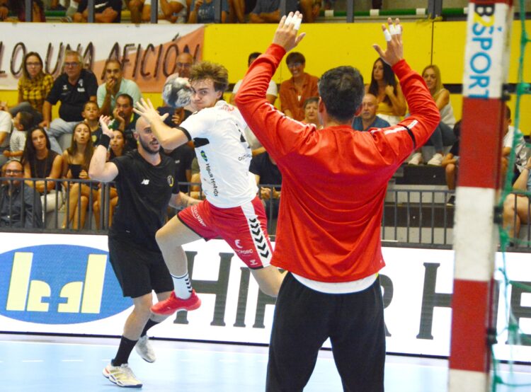 El Balonmano Nava, a hablar el idioma común del balonmano 1 Brais González entra desde el extremo para batir al portero en un partido de pretemporada. / AMADOR MARUGÁN