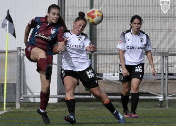 La jugadora de la Segoviana despeja el balón./ J.M.-G. SEGOVIANA