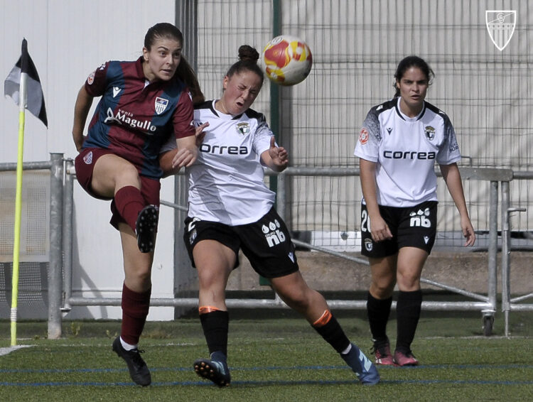 La jugadora de la Segoviana despeja el balón./ J.M.-G. SEGOVIANA