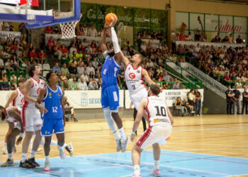 El pívot madridista Fernando, a punto de machacar el aro del Casademont Zaragoza. / HÉCTOR CRIADO
