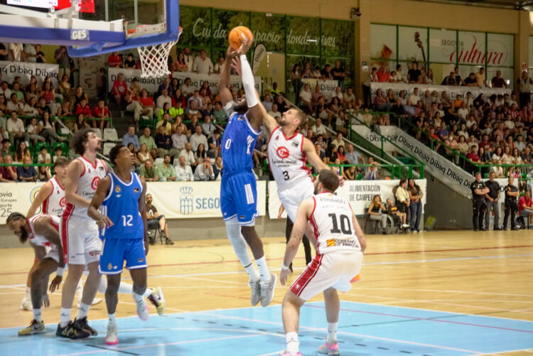 El pívot madridista Fernando, a punto de machacar el aro del Casademont Zaragoza. / HÉCTOR CRIADO