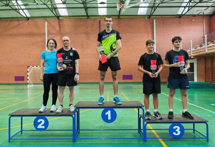 Daniel Sanz, en el primer cajón del podio del Trofeo de Coyanza./ E.A.