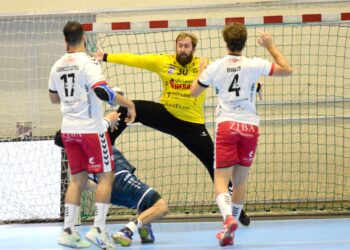 Patotski, en plena acción durante el encuentro frente al Cangas./ AMADOR MARUGÁN