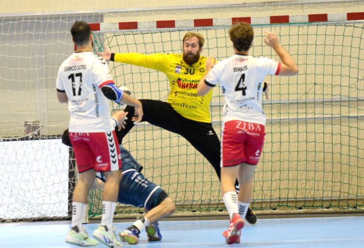 El BM Nava se beneficia del retorno de Patotski 1 Patotski, en plena acción durante el encuentro frente al Cangas./ AMADOR MARUGÁN