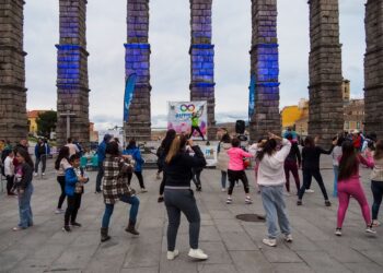 Segovianos en una actividad de zumba con motivo de la jornada de Autismo Segovia./ HÉCTOR CRIADO