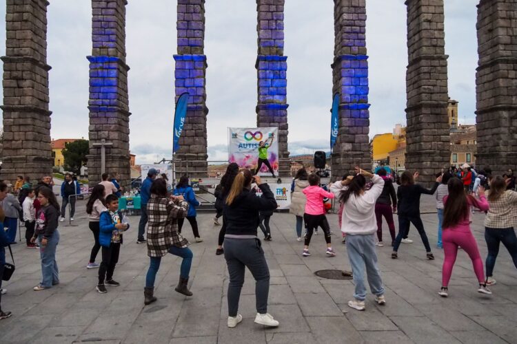 Comienza la X Semana Europea del Deporte 1 Segovianos en una actividad de zumba con motivo de la jornada de Autismo Segovia./ HÉCTOR CRIADO