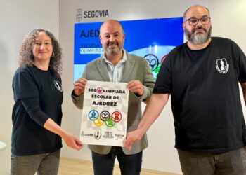 Los responsables de la escuela de ajedrez, con el concejal de Juventud. / AYUNTAMIENTO