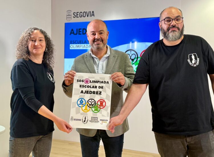 El Ayuntamiento y SegoChess presentan la escuela Alfilxh7 1 Los responsables de la escuela de ajedrez, con el concejal de Juventud. / AYUNTAMIENTO
