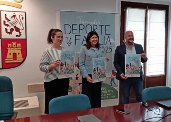 Los promotores de la actividad, con el cartel promocional./ JUNTA CYL