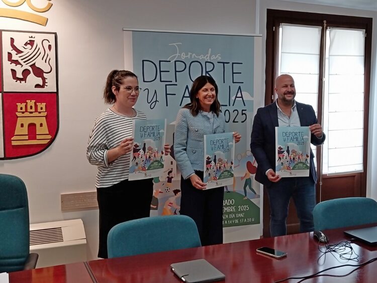 Los promotores de la actividad, con el cartel promocional./ JUNTA CYL