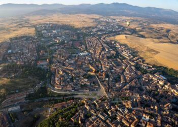 Panorámica de la ciudad de Segovia realizada desde uno de los globos que participaron en el festival celebrado el pasado mes de julio. / HÉCTOR CRIADO