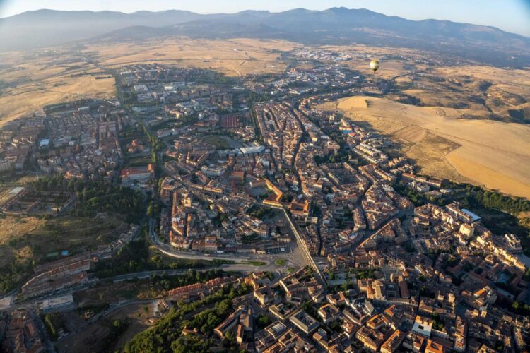 La mitad del mandato deja al PP con un tercio del programa electoral materializado 1 Panorámica de la ciudad de Segovia realizada desde uno de los globos que participaron en el festival celebrado el pasado mes de julio. / HÉCTOR CRIADO