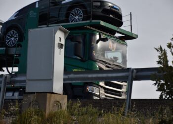 Radar situado en la A-1 a la altura de Fresno de la Fuente, y que en 2024 efectuó más de 14.000 denuncias por superar la velocidad permitida en ese tramo de la autovía. / A.M.