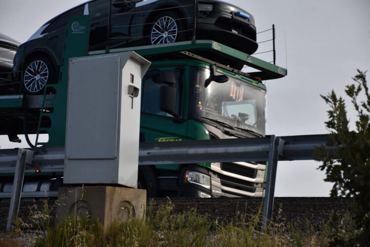 Radar situado en la A-1 a la altura de Fresno de la Fuente, y que en 2024 efectuó más de 14.000 denuncias por superar la velocidad permitida en ese tramo de la autovía. / A.M.