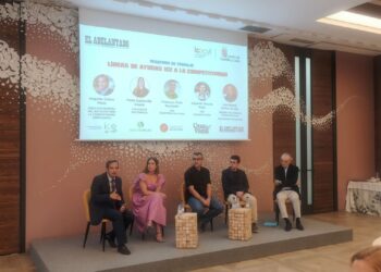 Augusto Cobos se dirige a la audiencia en un momento del desayuno de trabajo que organizó El Adelantado en las instalaciones de Zibá Eventos./ JOSÉ ANTONIO SANTOS