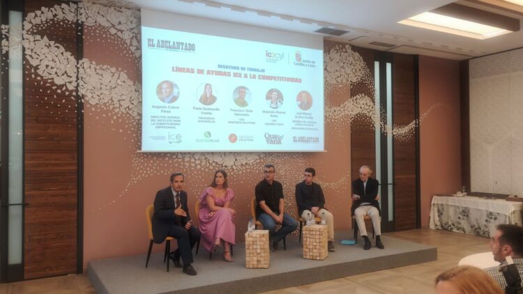 Augusto Cobos se dirige a la audiencia en un momento del desayuno de trabajo que organizó El Adelantado en las instalaciones de Zibá Eventos./ JOSÉ ANTONIO SANTOS