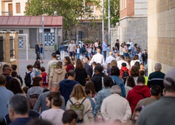 Cientos de jóvenes estudiantes, acompañados por sus familiares, entrando al patio del colegio Claret para comenzar el primer día del curso escolar 25/26./ HÉCTOR CRIADO