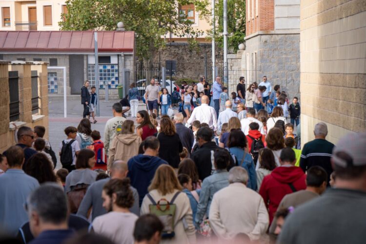 Cientos de jóvenes estudiantes, acompañados por sus familiares, entrando al patio del colegio Claret para comenzar el primer día del curso escolar 25/26./ HÉCTOR CRIADO