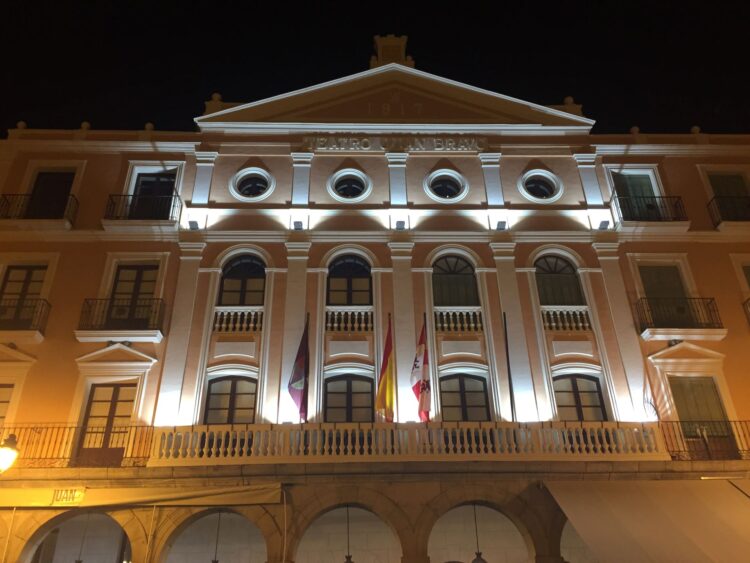 Fachada principal del Teatro Juan Bravo, iluminada en la noche segoviana./ E.A.