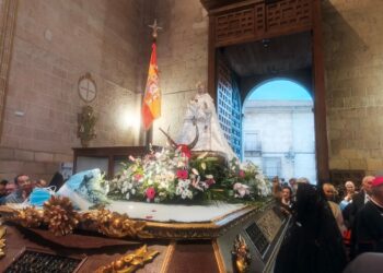 La Virgen de la Fuencisla, ya en la Catedral después de una accidentada subida en la que la lluvia quiso hacerse protagonista pero sin impedir su llegada al templo, y los actos en la plaza Mayor. / JOSÉ ANTONIO SANTOS