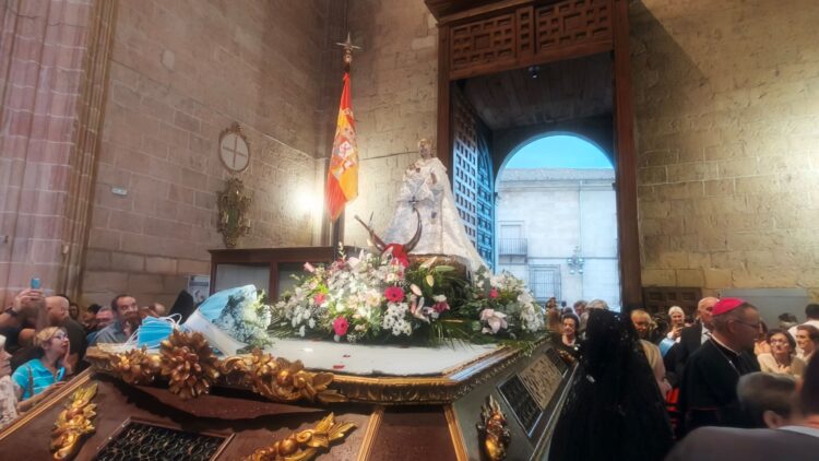 La Virgen de La Fuencisla descansa en la Catedral tras una subida pasada por agua 1 La Virgen de la Fuencisla, ya en la Catedral después de una accidentada subida en la que la lluvia quiso hacerse protagonista pero sin impedir su llegada al templo, y los actos en la plaza Mayor. / JOSÉ ANTONIO SANTOS