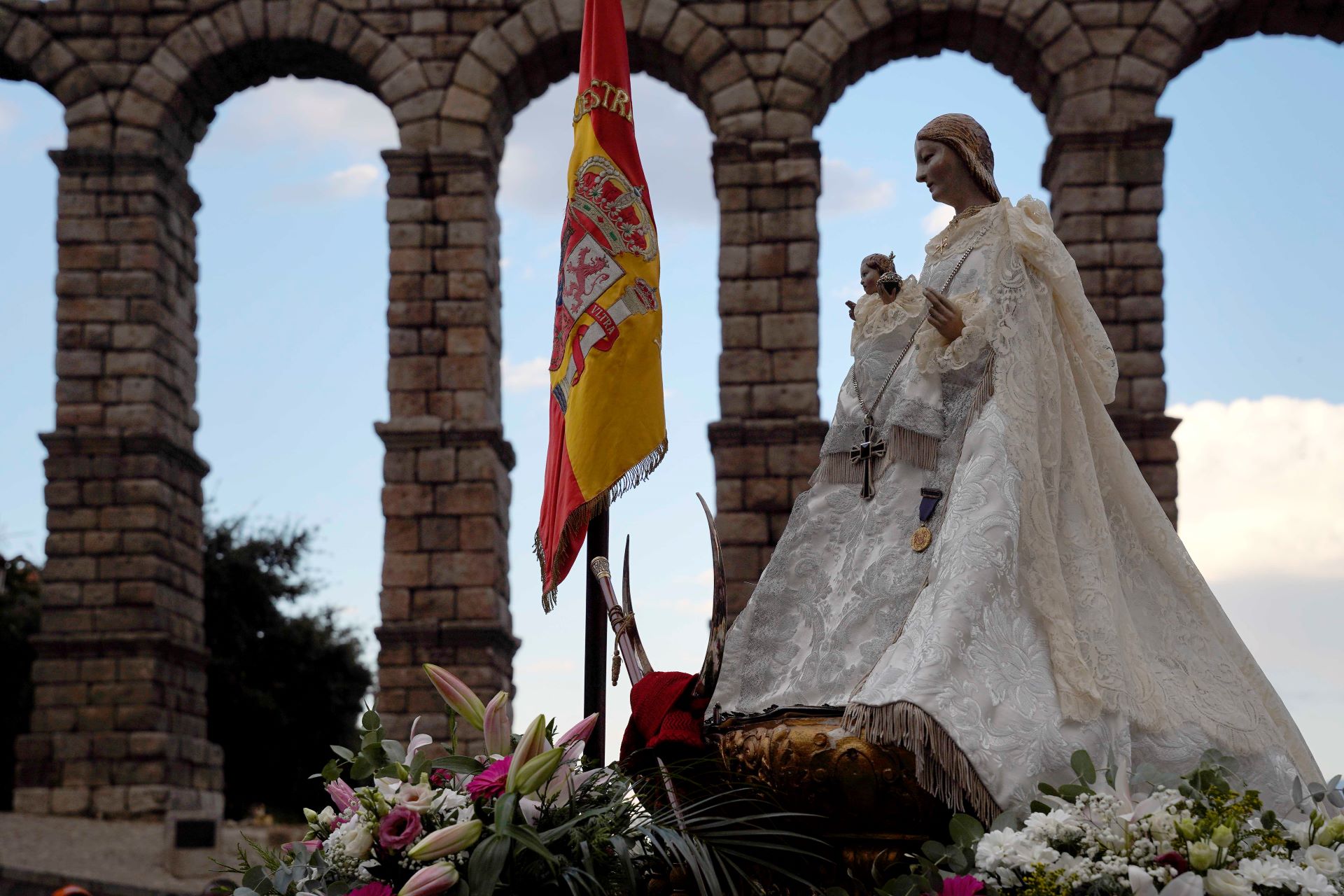 La Virgen de La Fuencisla descansa en la Catedral tras una subida pasada por agua 5 05 3w