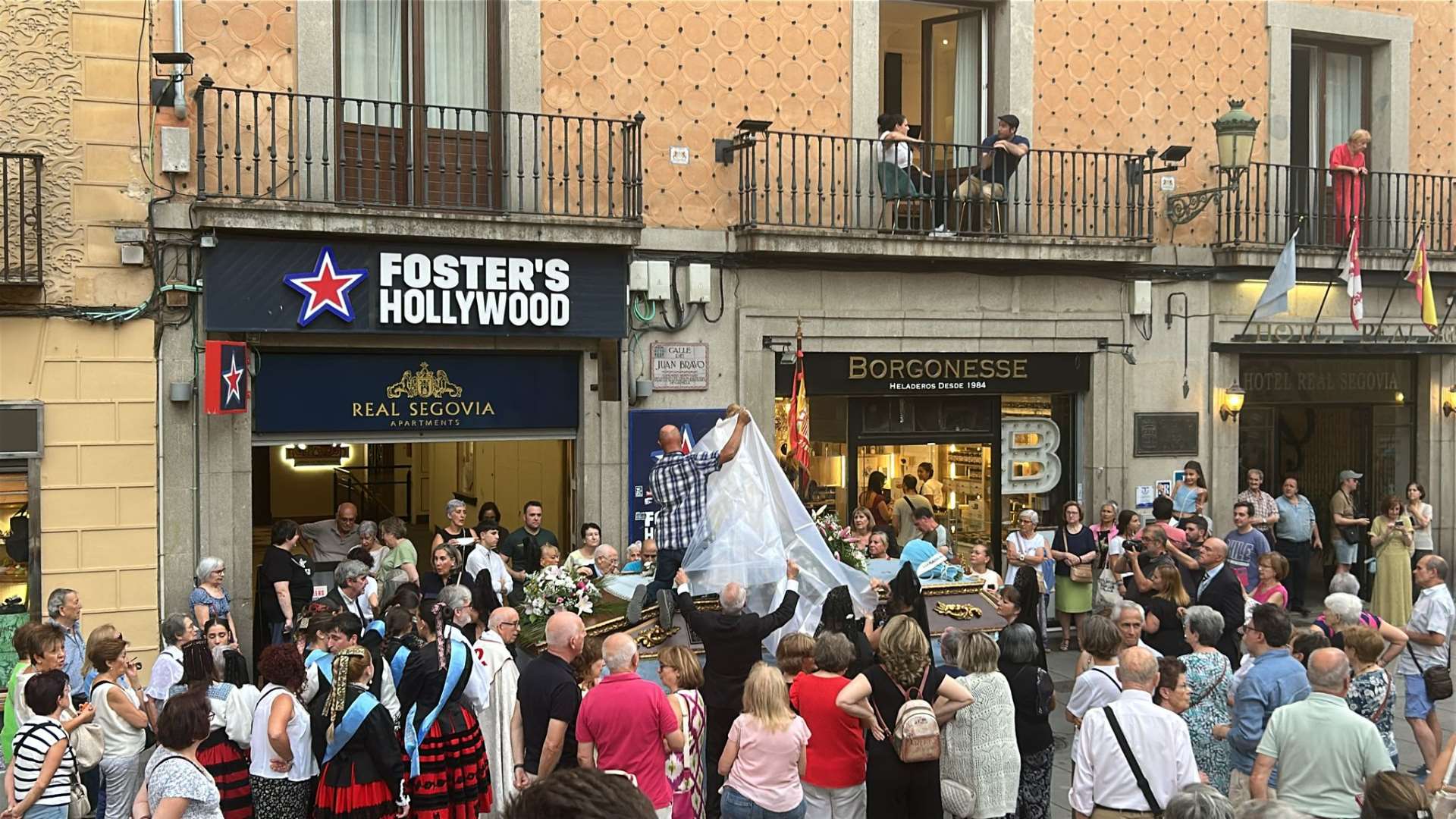 La Virgen de La Fuencisla descansa en la Catedral tras una subida pasada por agua 6 05 4w