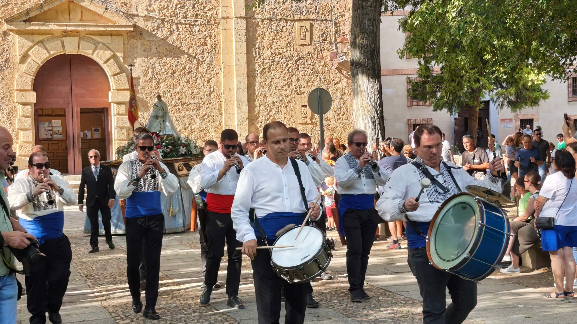 La Virgen de La Fuencisla descansa en la Catedral tras una subida pasada por agua 3 05 5w