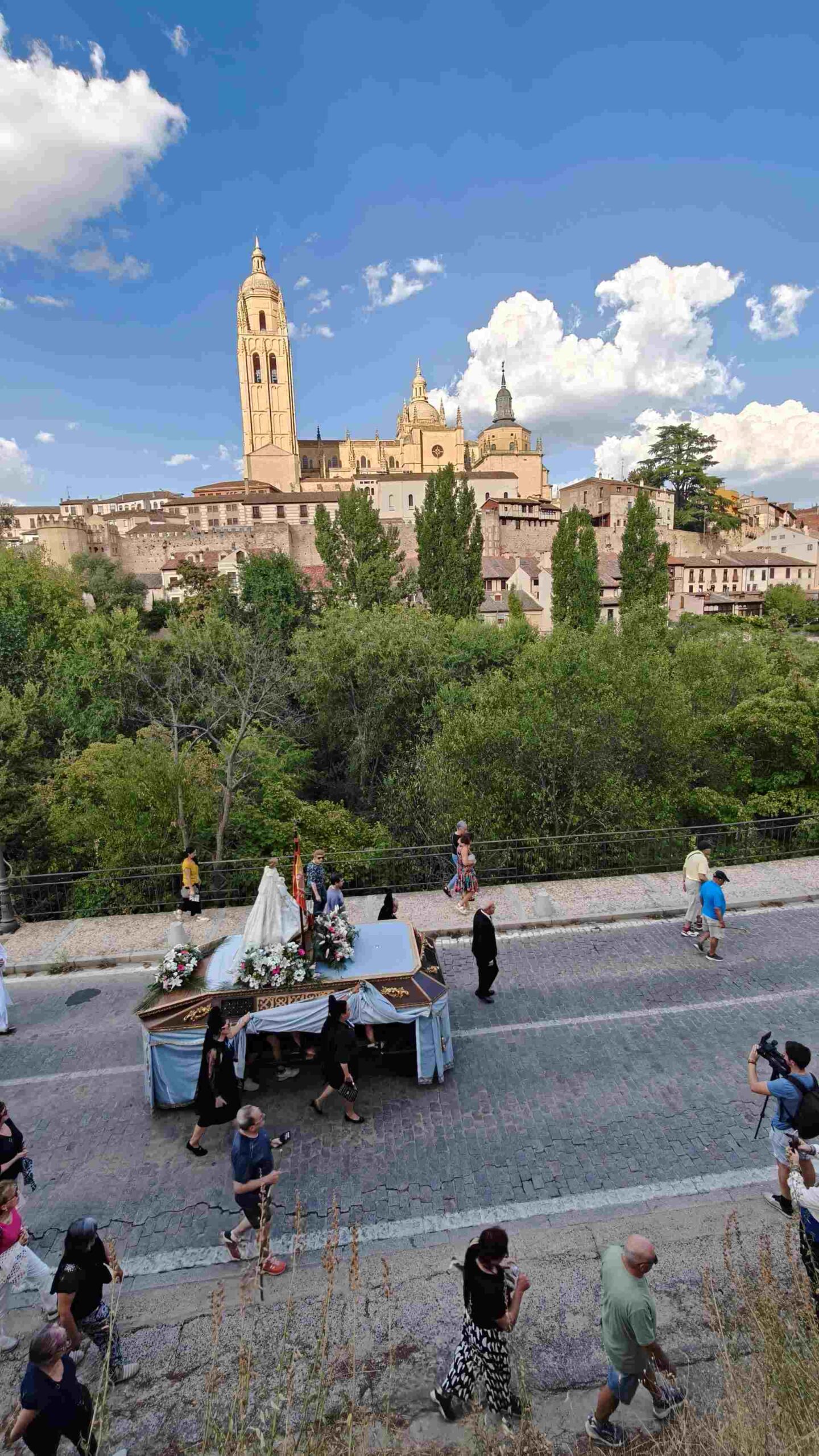 La Virgen de La Fuencisla descansa en la Catedral tras una subida pasada por agua 4 05 6W scaled