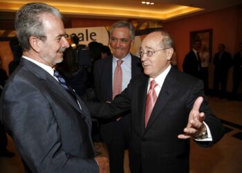 Carlos Herranz (i) con el presidente de la CEOE, José María Cuevas, tras recibir el CECALE de oro en 2006./ EL ADELANTADO