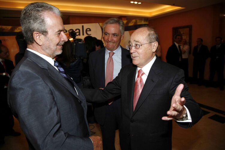 Carlos Herranz (i) con el presidente de la CEOE, José María Cuevas, tras recibir el CECALE de oro en 2006./ EL ADELANTADO