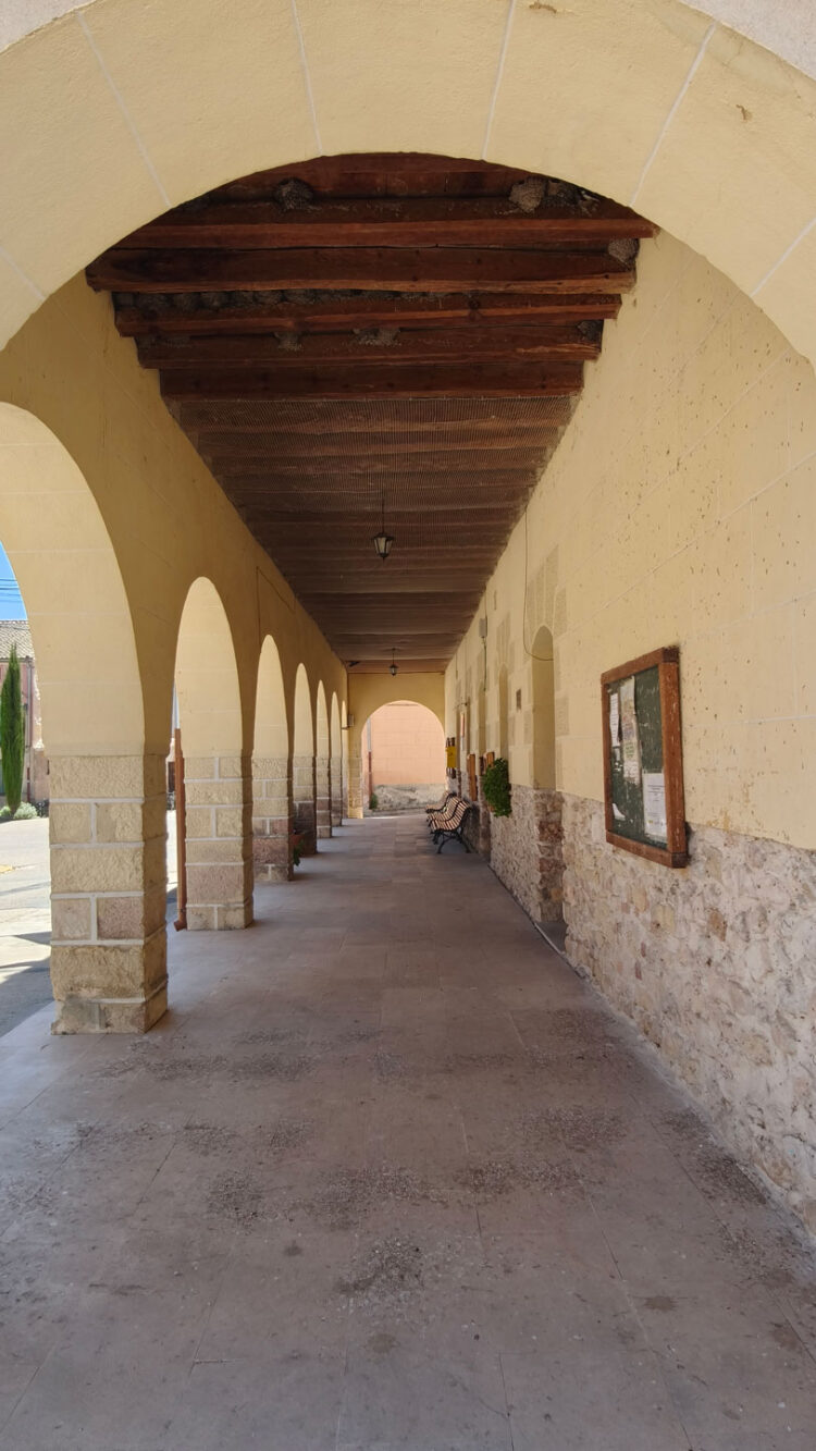 Muñoveros y sus amplios campos arcillosos 1 Soportales de Muñoveros.