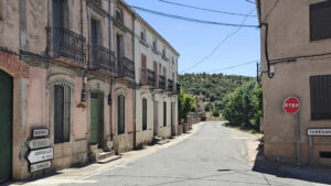 Carretera que vincula El Guijar con otras poblaciones cercanas.