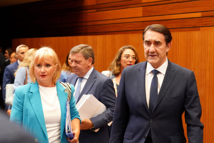 Suárez-Quiñones descarta la huida: “Hay mucho trabajo por delante” 1 El Consejero de Medio Ambiente en el Pleno de las Cortes. / Miriam -chacón