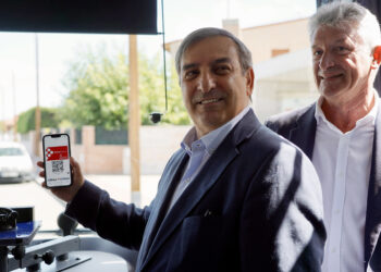 El Consejero de Movilidad prueba Buscyl digital en Arroyo de la Encomienda. / Leticia Pérez