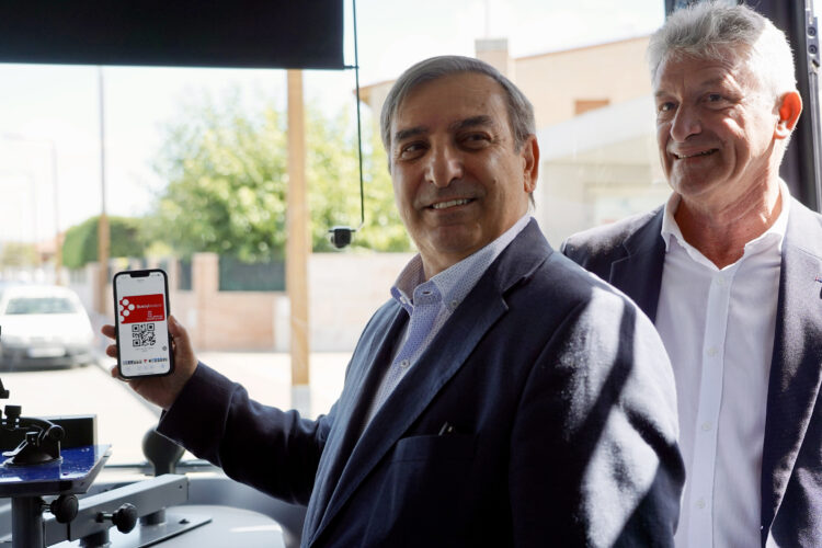 Comienza el transporte gratuito, con más de 150.000 usuarios 1 El Consejero de Movilidad prueba Buscyl digital en Arroyo de la Encomienda. / Leticia Pérez