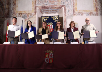 La Consejera de Educación y los representantes sindicales, hoy en Valladolid. / R. Valtero